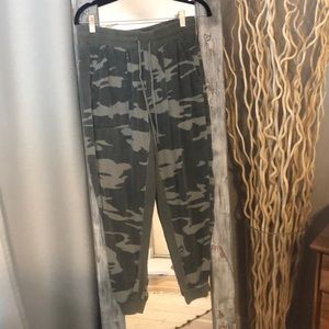 Splendid Green Camouflage Pants